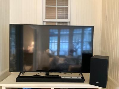L622 Samsung 55" 4K UHD Flat Screen Television with Sound Bar