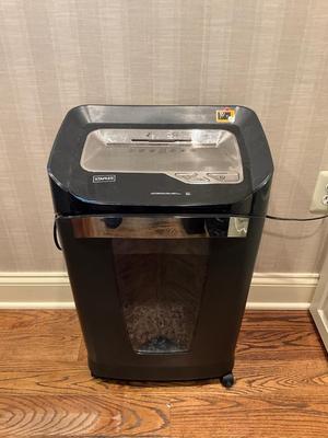 O628 Staples Office Shredder