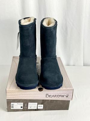 Lot A 470 NIB Bearpaw Elle Short Navy Suede Boot (size 9)