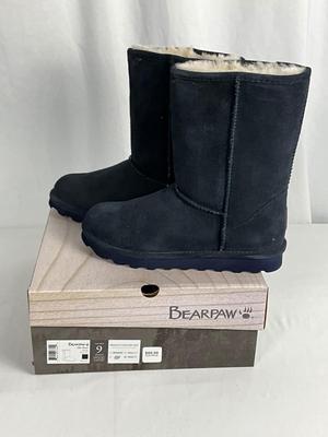 Lot A 470 NIB Bearpaw Elle Short Navy Suede Boot (size 9)