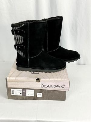 Lot A 471 NIB Bearpaw Clara, Black Suede Boot (size 9)