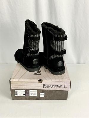 Lot A 471 NIB Bearpaw Clara, Black Suede Boot (size 9)
