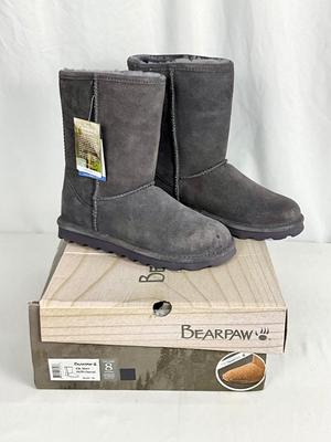 Lot A 472 NIB Bearpaw Elle Short Suede Charcoal Boot (size 8)