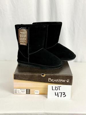 Lot A 473 NIB Bearpaw Emma Short Black Suede Boot (size 8)
