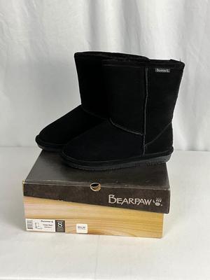 Lot A 473 NIB Bearpaw Emma Short Black Suede Boot (size 8)