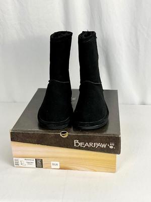 Lot A 473 NIB Bearpaw Emma Short Black Suede Boot (size 8)