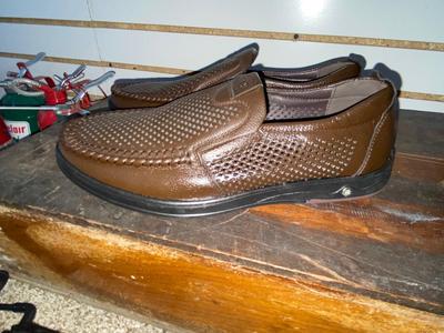 MEN’S CASUAL LIGHTWEIGHT SLIP ON DRESS SHOES SIZE 9 AND CLASSIC FEDORA HAT WITH FEATHER