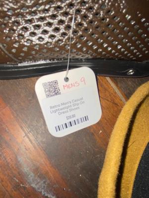 MEN’S CASUAL LIGHTWEIGHT SLIP ON DRESS SHOES SIZE 9 AND CLASSIC FEDORA HAT WITH FEATHER