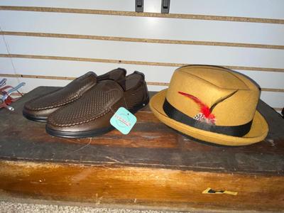 MEN’S CASUAL LIGHTWEIGHT SLIP ON DRESS SHOES SIZE 9 AND CLASSIC FEDORA HAT WITH FEATHER