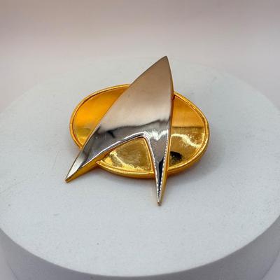 LOT 334J: 1988 The Hollywood Pins Star Trek Starfleet Badge