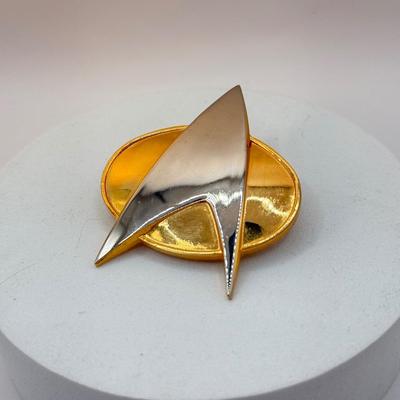 LOT 334J: 1988 The Hollywood Pins Star Trek Starfleet Badge