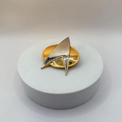 LOT 334J: 1988 The Hollywood Pins Star Trek Starfleet Badge