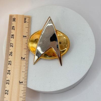 LOT 334J: 1988 The Hollywood Pins Star Trek Starfleet Badge