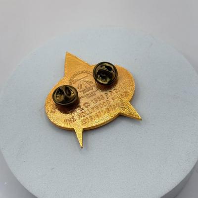 LOT 334J: 1988 The Hollywood Pins Star Trek Starfleet Badge