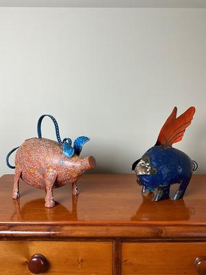 UBL636 Metal Flying Pig Decor with Pig Watering Can
