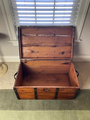 UBL639 Antique Pine Trunk