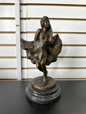 MARILYN MONROE STATUE