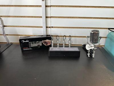 FENDER KEYRING AMPLIFIER LOOK HOLDER & MICROPHONE GUITAR PLAYER