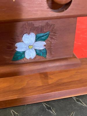 HAND CARVED DESIGN ON WOODEN WALL QUILT DISPLAY SHELF/RACK