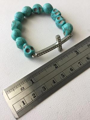 Beautiful skull and cross stretchy beaded bracelet
