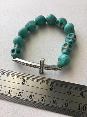 Beautiful skull and cross stretchy beaded bracelet