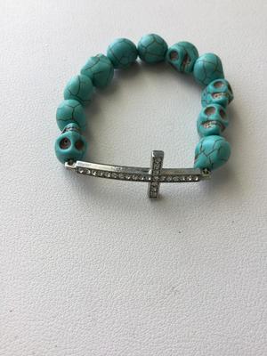 Beautiful skull and cross stretchy beaded bracelet