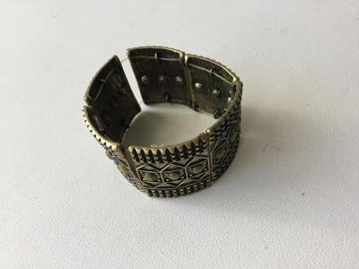 Gold tone stretchy fashion bracelet