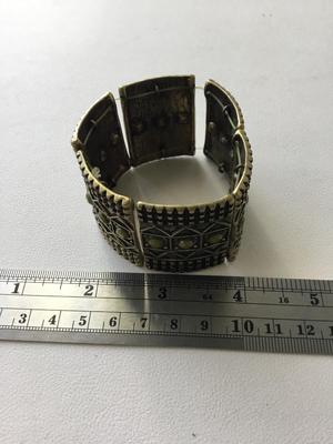 Gold tone stretchy fashion bracelet