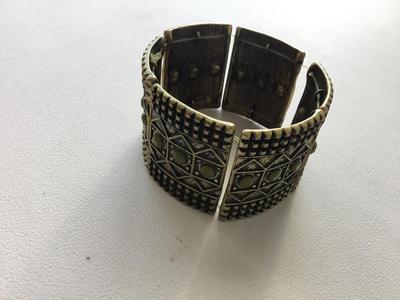 Gold tone stretchy fashion bracelet