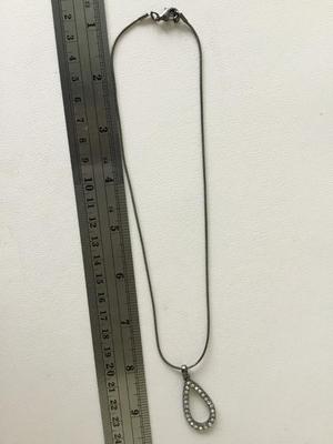 Unmarked fashion necklace