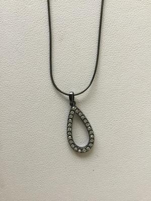 Unmarked fashion necklace