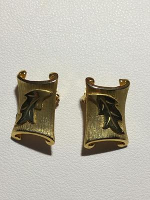Gold tone vintage clip on earrings