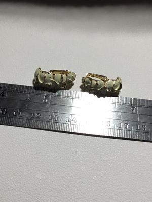 Beautiful gold tone vintage clip on earrings