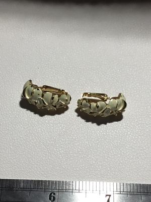 Beautiful gold tone vintage clip on earrings