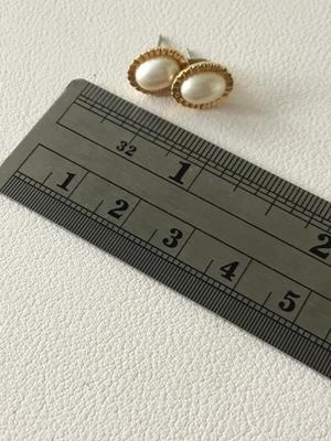 Unmarked gold tone stud earrings