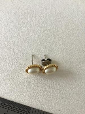 Unmarked gold tone stud earrings