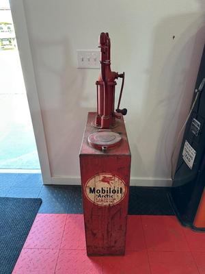 MOBIL OIL ARCTIC HIGHBOY OIL TANK AND PUMP DISPENSING SYSTEM
