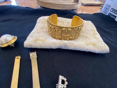 A VARIETY OF GOLD TONE WATCHES, JEWELRY AND A BELT BUCKLE