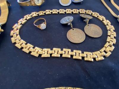 A VARIETY OF GOLD TONE WATCHES, JEWELRY AND A BELT BUCKLE