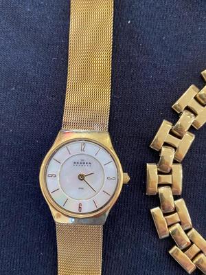A VARIETY OF GOLD TONE WATCHES, JEWELRY AND A BELT BUCKLE