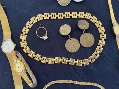 A VARIETY OF GOLD TONE WATCHES, JEWELRY AND A BELT BUCKLE