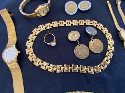 A VARIETY OF GOLD TONE WATCHES, JEWELRY AND A BELT BUCKLE
