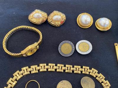 A VARIETY OF GOLD TONE WATCHES, JEWELRY AND A BELT BUCKLE