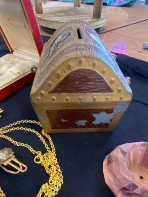 TREASURE CHEST COIN BANK, 3-D PRINTED GIRAFFE AND MORE!