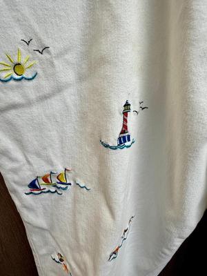 Quacker Factory size 1X Embroidered Sailboats on White Jeans Capri Style