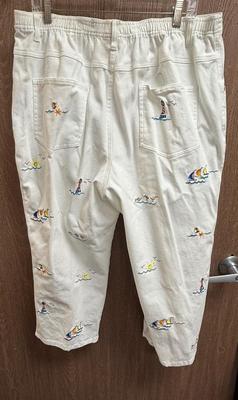 Quacker Factory size 1X Embroidered Sailboats on White Jeans Capri Style