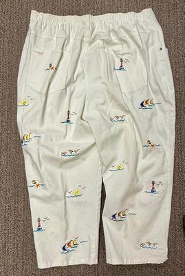 Quacker Factory size 1X Embroidered Sailboats on White Jeans Capri Style