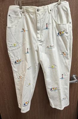 Quacker Factory size 1X Embroidered Sailboats on White Jeans Capri Style