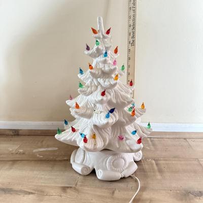 LOT 397L: Vintage Atlantic Mold White Ceramic Christmas Tree Lamp