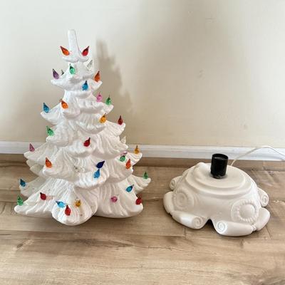 LOT 397L: Vintage Atlantic Mold White Ceramic Christmas Tree Lamp